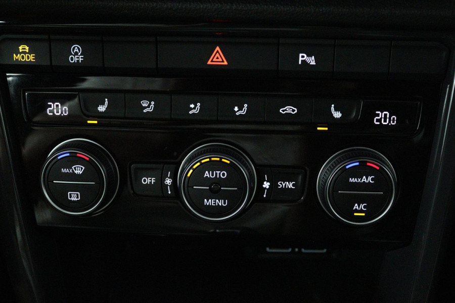 Volkswagen T-Roc 1.5 TSI Sport (TREKHAAK, DIGITALE COCKPIT, STOELVERWARMING, AUTOMAAT, ACHTERUITRIJCAMERA, SFEERVERLICHTING)