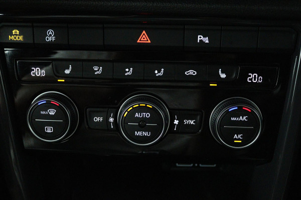 Volkswagen T-Roc 1.5 TSI Sport (TREKHAAK, DIGITALE COCKPIT, STOELVERWARMING, AUTOMAAT, ACHTERUITRIJCAMERA, SFEERVERLICHTING)