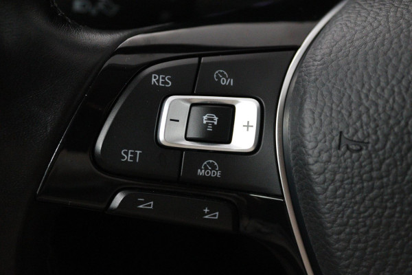 Volkswagen T-Roc 1.0 TSI Style (DIGITALE COCKPIT, PARKEERSENSOREN, CRUISE CONTROL ADAPTIEF, CARPLAY NAVIGATIE, NL-AUTO)