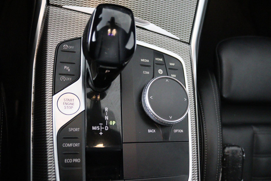 BMW 3-serie 320i High Executive Edition (PARKEERSENSOREN, STOELVERWARMING, LEER, NAVIGATIE, NL-AUTO)