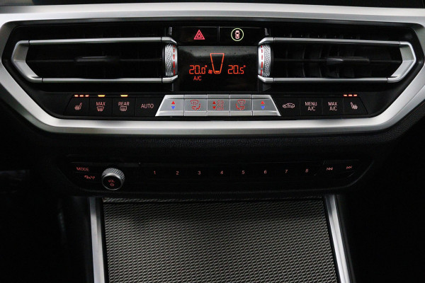 BMW 3 Serie 318i Business Edition (PANORAMADAK, PARKEERSENSOREN, STOELVERWARMING, NAVIGATIE, CAMERA, DEALER ONDERHOUDEN)