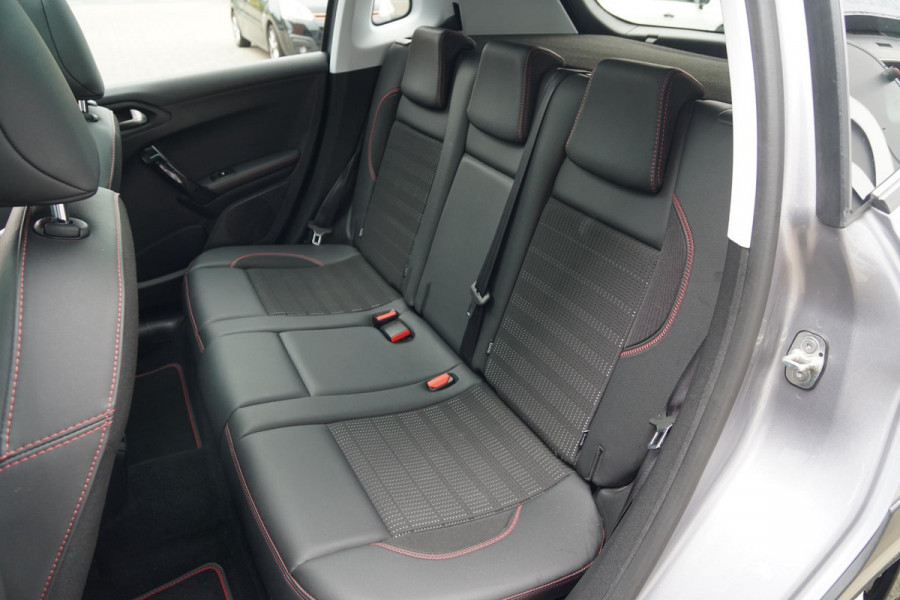 Peugeot 2008 1.2 PureTech GT-Line + TREKHAAK / APPLE CARPLAY / PANO / SENSOREN