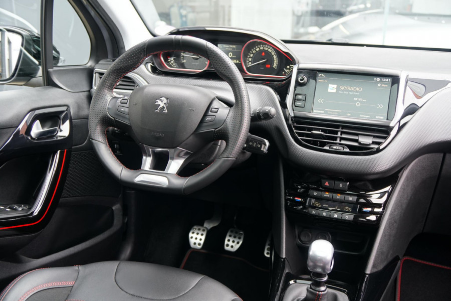 Peugeot 2008 1.2 PureTech GT-Line + TREKHAAK / APPLE CARPLAY / PANO / SENSOREN
