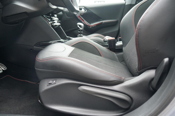 Peugeot 2008 1.2 PureTech GT-Line + TREKHAAK / APPLE CARPLAY / PANO / SENSOREN