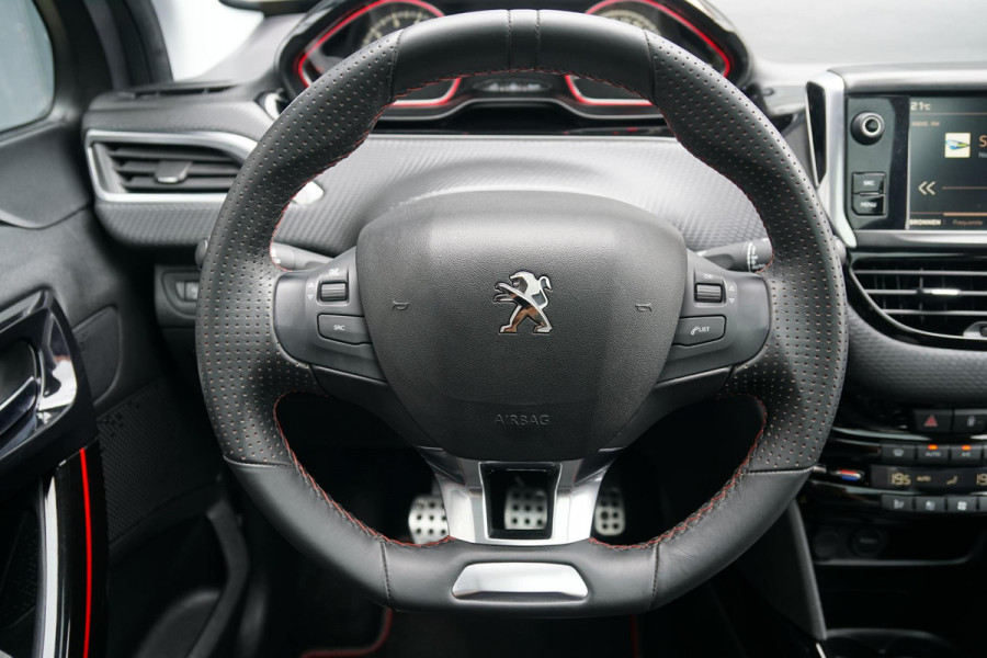 Peugeot 2008 1.2 PureTech GT-Line + TREKHAAK / APPLE CARPLAY / PANO / SENSOREN