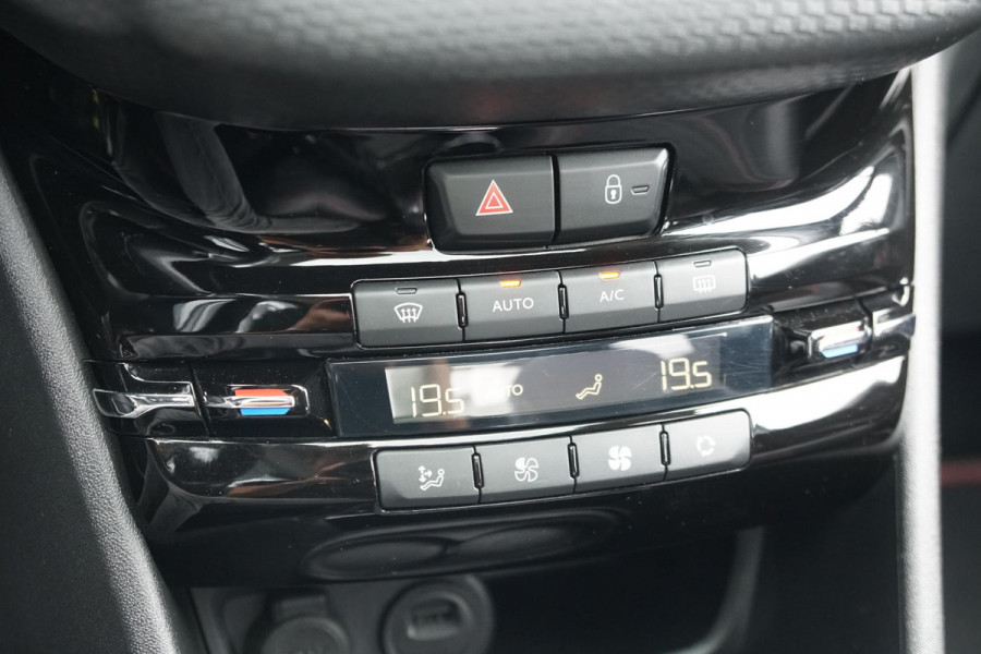 Peugeot 2008 1.2 PureTech GT-Line + TREKHAAK / APPLE CARPLAY / PANO / SENSOREN