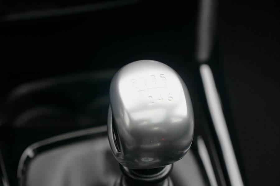 Peugeot 2008 1.2 PureTech GT-Line + TREKHAAK / APPLE CARPLAY / PANO / SENSOREN