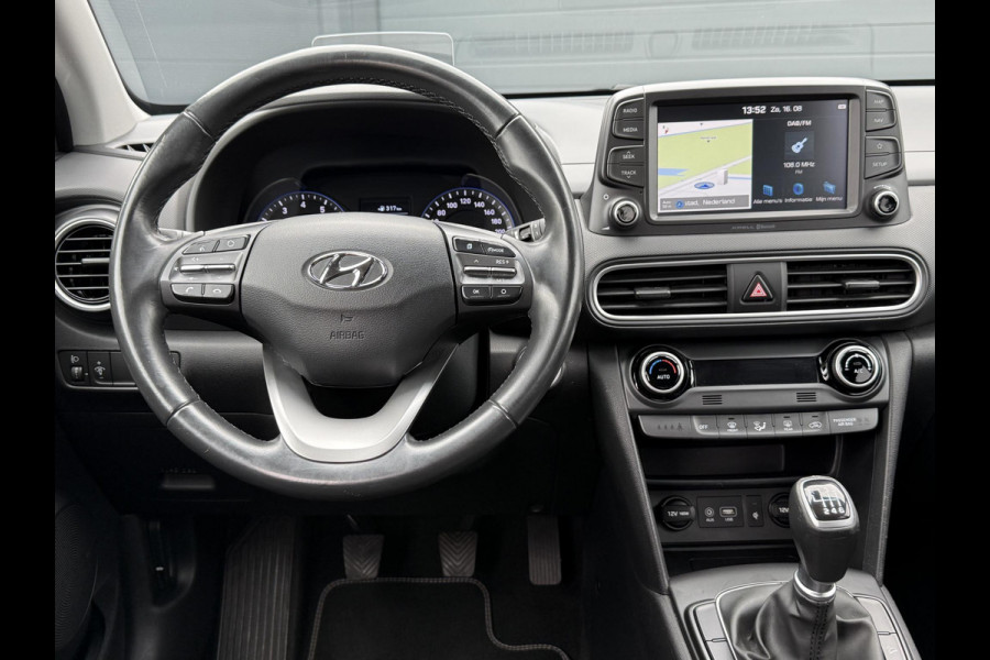 Hyundai Kona 1.0T Premium 1e Eigenaar,Navi,Camera,Trekhaak,6 Bak,120pk,Keyless,Head-up Display,Apk tot 10-2026