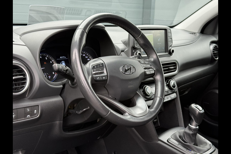 Hyundai Kona 1.0T Premium 1e Eigenaar,Navi,Camera,Trekhaak,6 Bak,120pk,Keyless,Head-up Display,Apk tot 10-2026