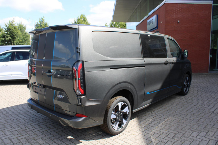 Ford Transit Custom 320 2.5 PHEV L2H1 Sport DC 233pk | 0,99% Renteactie! | Dubbele Cabine | Dubbele zijschuifdeur | Inklapbare trekhaak | 19 inch lichtmetalen Sport velgen (mat zwart) | Verwarmbaar stuurwiel | Navigatie systeem