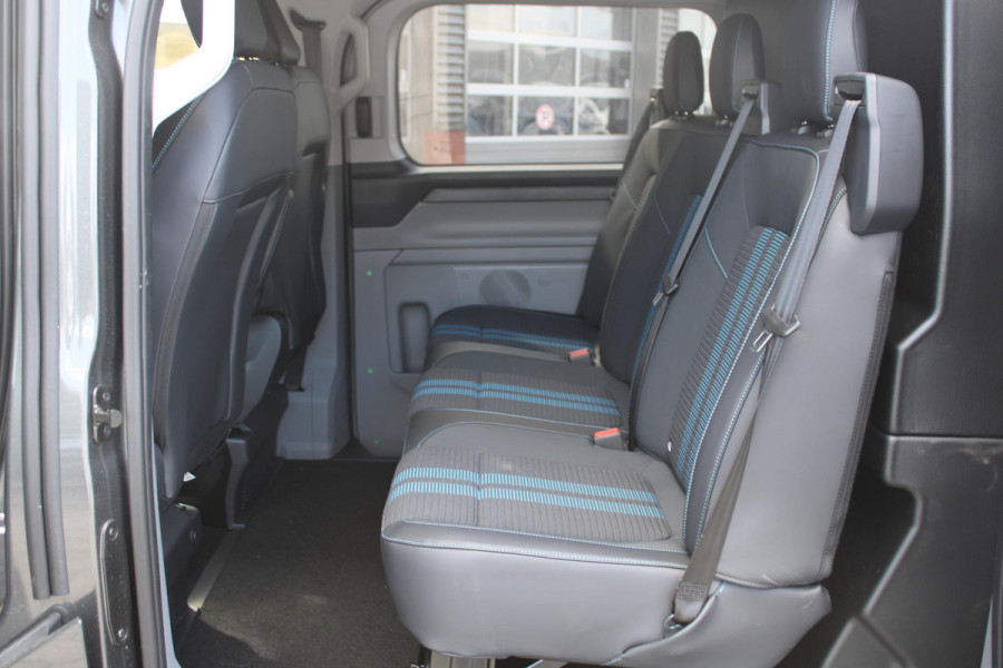 Ford Transit Custom 320 2.5 PHEV L2H1 Sport DC 233pk | 0,99% Renteactie! | Dubbele Cabine | Dubbele zijschuifdeur | Inklapbare trekhaak | 19 inch lichtmetalen Sport velgen (mat zwart) | Verwarmbaar stuurwiel | Navigatie systeem