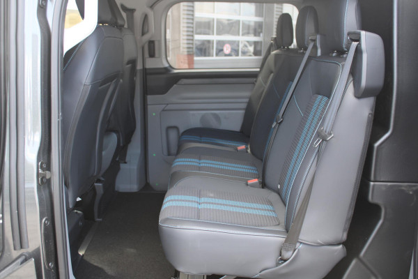 Ford Transit Custom 320 2.5 PHEV L2H1 Sport DC 233pk | 0,99% Renteactie! | Dubbele Cabine | Dubbele zijschuifdeur | Inklapbare trekhaak | 19 inch lichtmetalen Sport velgen (mat zwart) | Verwarmbaar stuurwiel | Navigatie systeem