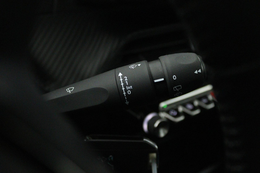 Peugeot 208 1.2 PureTech Blue Lease Active (CRUISE CONTROL, NAVIGATIE, PARKEERSENSOREN, BLUETOOTH, NL-AUTO)