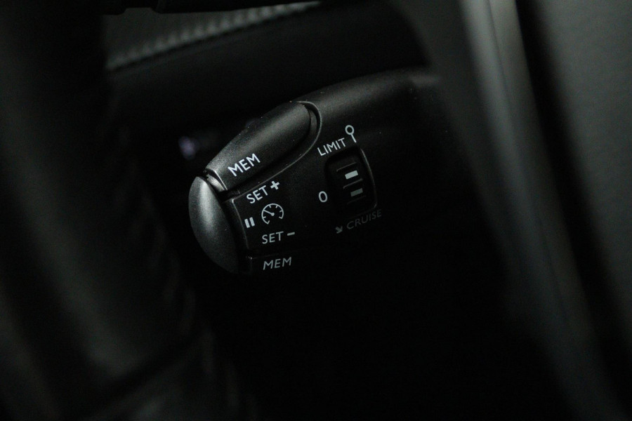 Peugeot 208 1.2 PureTech Blue Lease Active (CRUISE CONTROL, NAVIGATIE, PARKEERSENSOREN, BLUETOOTH, NL-AUTO)