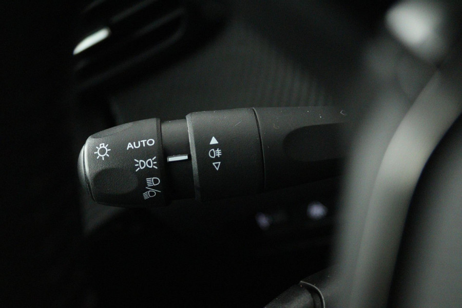 Peugeot 208 1.2 PureTech Blue Lease Active (CRUISE CONTROL, NAVIGATIE, PARKEERSENSOREN, BLUETOOTH, NL-AUTO)
