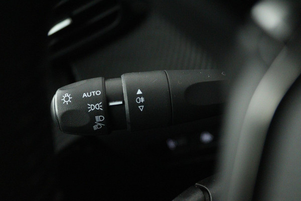 Peugeot 208 1.2 PureTech Blue Lease Active (CRUISE CONTROL, NAVIGATIE, PARKEERSENSOREN, BLUETOOTH, NL-AUTO)