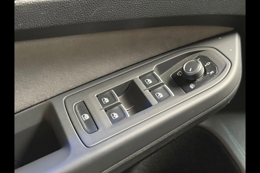Volkswagen Golf 1.5 eTSI R-Line Business | pano | Keyless | sfeerverlichting | camera | Trekhaak | DAB |
