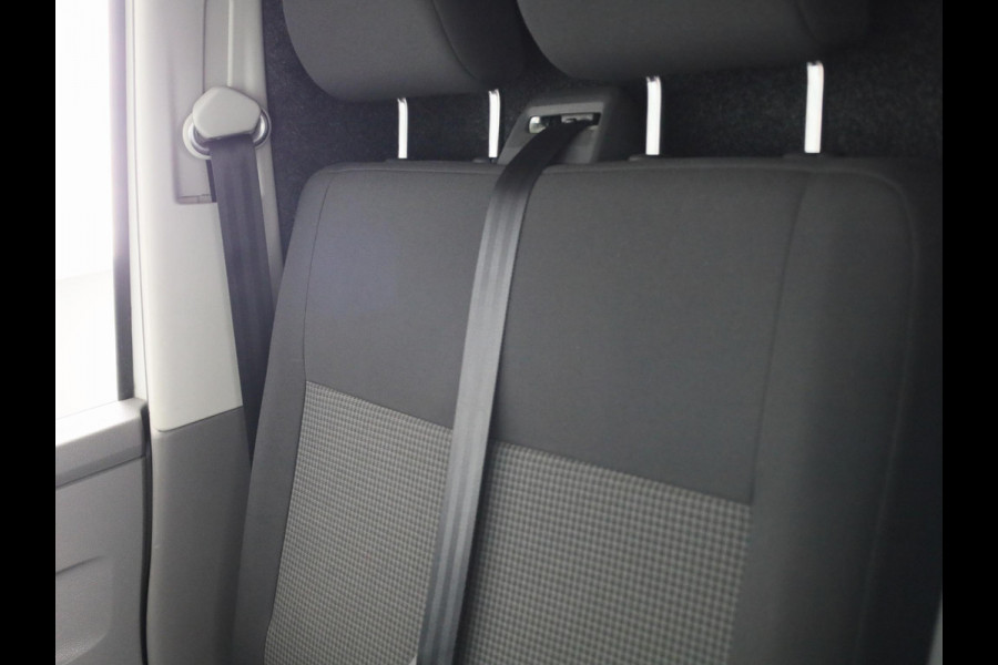 Volkswagen Transporter 2.0 TDI L2H1 28 Economy Business 110 pk | Navigatie via App | Trekhaak | Parkeersensoren achter | Cruise control | Apple Carplay/Android Auto |