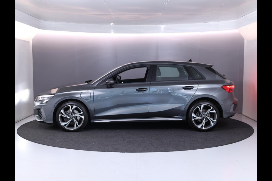 Audi A3 Sportback 40 TFSI e S edition 204 pk S-tronic | Navigatie | Panoramadak | Parkeersensoren (Park assist) | LED koplampen | Stoelverwarming | Lichtmetalen velgen 18" |