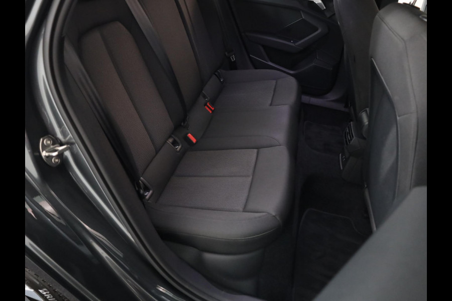 Audi A3 Sportback 40 TFSI e S edition 204 pk S-tronic | Navigatie | Panoramadak | Parkeersensoren (Park assist) | LED koplampen | Stoelverwarming | Lichtmetalen velgen 18" |