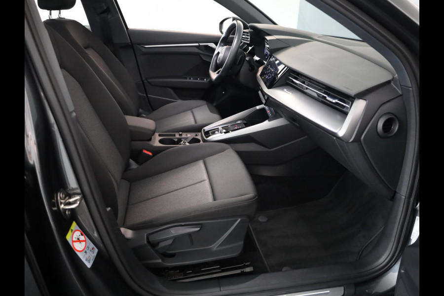 Audi A3 Sportback 40 TFSI e S edition 204 pk S-tronic | Navigatie | Panoramadak | Parkeersensoren (Park assist) | LED koplampen | Stoelverwarming | Lichtmetalen velgen 18" |