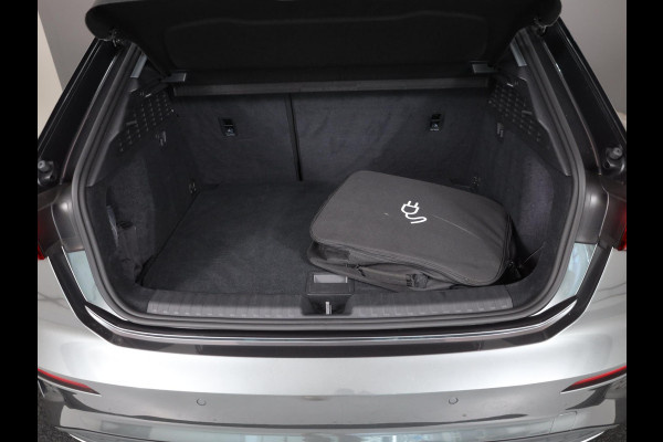 Audi A3 Sportback 40 TFSI e S edition 204 pk S-tronic | Navigatie | Panoramadak | Parkeersensoren (Park assist) | LED koplampen | Stoelverwarming | Lichtmetalen velgen 18" |