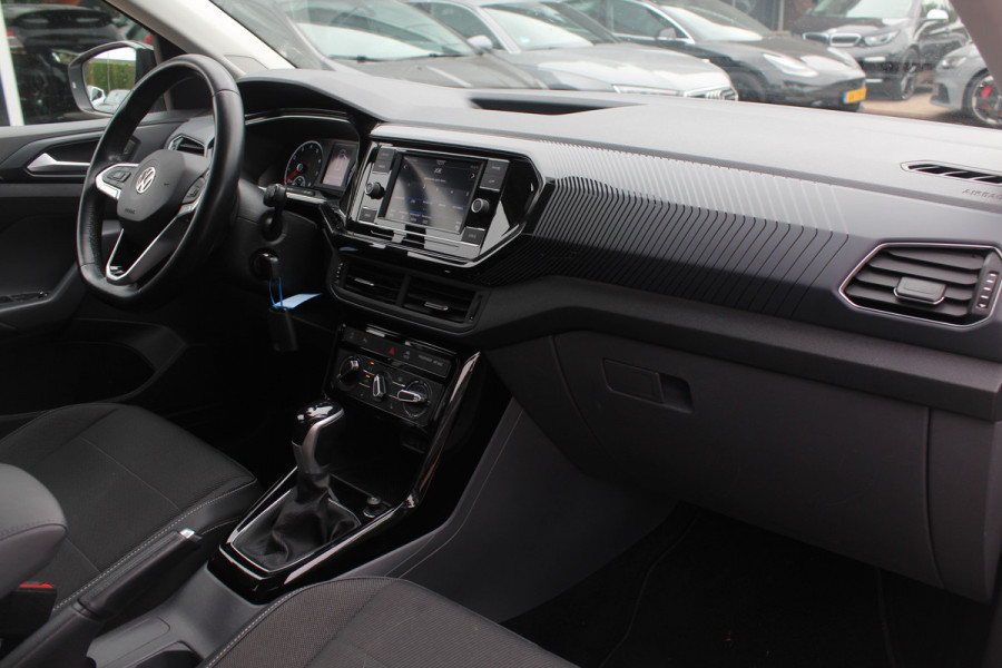 Volkswagen T-Cross 1.0 TSI Style / Trekhaak / Navigatie / Parkeerhulp V+A / 18'' / LED Koplampen / Dodehoek / Stoelverwarming / Apple CarPlay / ACC