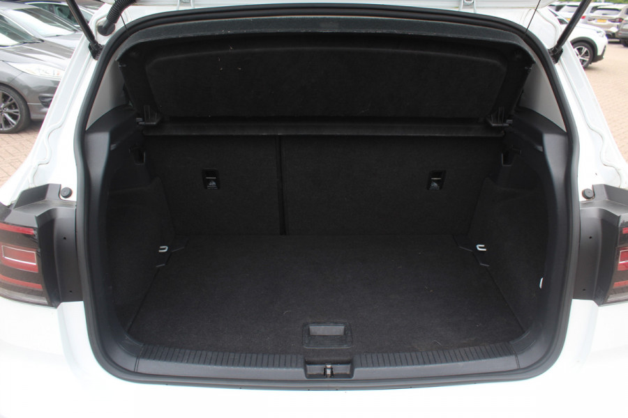 Volkswagen T-Cross 1.0 TSI Style / Trekhaak / Navigatie / Parkeerhulp V+A / 18'' / LED Koplampen / Dodehoek / Stoelverwarming / Apple CarPlay / ACC
