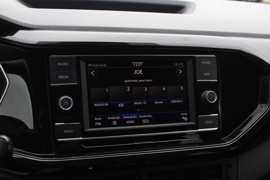 Volkswagen T-Cross 1.0 TSI Style / Trekhaak / Navigatie / Parkeerhulp V+A / 18'' / LED Koplampen / Dodehoek / Stoelverwarming / Apple CarPlay / ACC