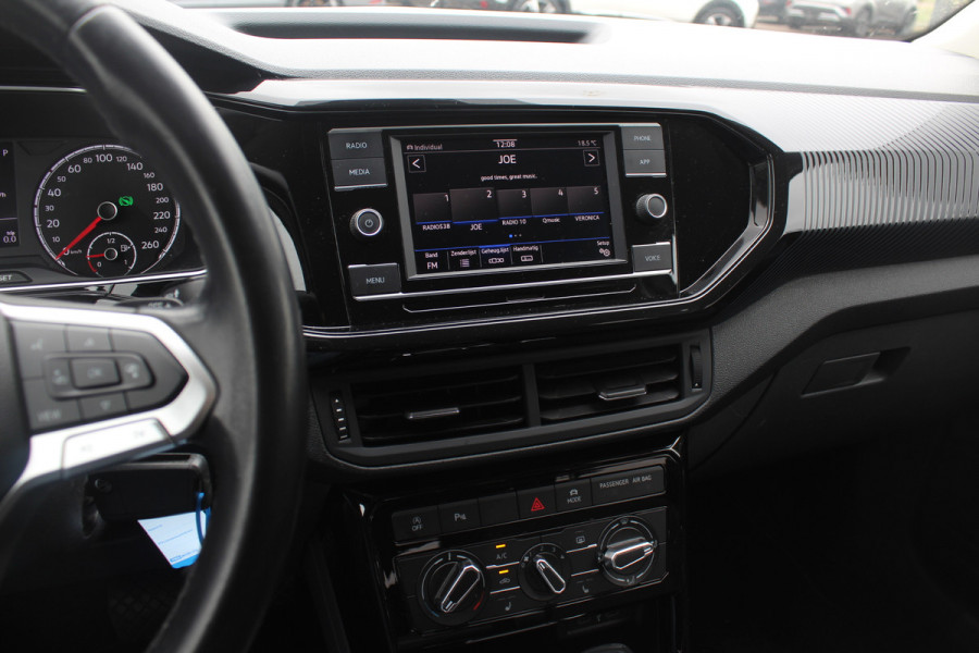 Volkswagen T-Cross 1.0 TSI Style / Trekhaak / Navigatie / Parkeerhulp V+A / 18'' / LED Koplampen / Dodehoek / Stoelverwarming / Apple CarPlay / ACC
