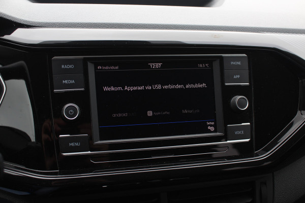 Volkswagen T-Cross 1.0 TSI Style / Trekhaak / Navigatie / Parkeerhulp V+A / 18'' / LED Koplampen / Dodehoek / Stoelverwarming / Apple CarPlay / ACC