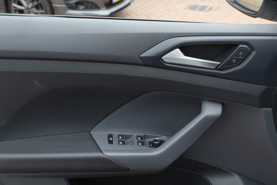Volkswagen T-Cross 1.0 TSI Style / Trekhaak / Navigatie / Parkeerhulp V+A / 18'' / LED Koplampen / Dodehoek / Stoelverwarming / Apple CarPlay / ACC