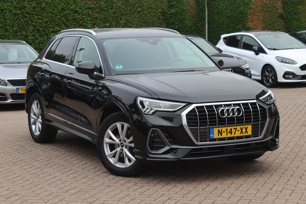 Audi Q3 35 TFSI S edition / Trekhaak / Camera / Leder&Alcantara / 18'' / Navigatie / Dodehoek / Stoelverwarming / Sportonderstel / Virtual Cockpit / Cruise Control