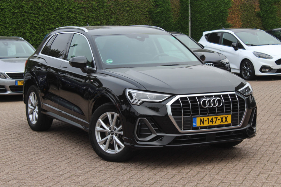 Audi Q3 35 TFSI S edition / Trekhaak / Camera / Leder&Alcantara / 18'' / Navigatie / Dodehoek / Stoelverwarming / Sportonderstel / Virtual Cockpit / Cruise Control