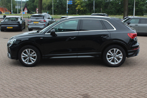 Audi Q3 35 TFSI S edition / Trekhaak / Camera / Leder&Alcantara / 18'' / Navigatie / Dodehoek / Stoelverwarming / Sportonderstel / Virtual Cockpit / Cruise Control