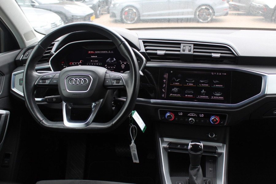 Audi Q3 35 TFSI S edition / Trekhaak / Camera / Leder&Alcantara / 18'' / Navigatie / Dodehoek / Stoelverwarming / Sportonderstel / Virtual Cockpit / Cruise Control