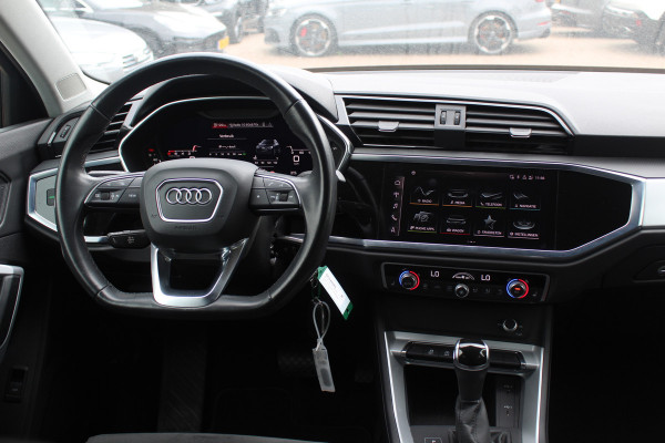 Audi Q3 35 TFSI S edition / Trekhaak / Camera / Leder&Alcantara / 18'' / Navigatie / Dodehoek / Stoelverwarming / Sportonderstel / Virtual Cockpit / Cruise Control