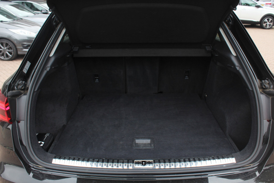 Audi Q3 35 TFSI S edition / Trekhaak / Camera / Leder&Alcantara / 18'' / Navigatie / Dodehoek / Stoelverwarming / Sportonderstel / Virtual Cockpit / Cruise Control