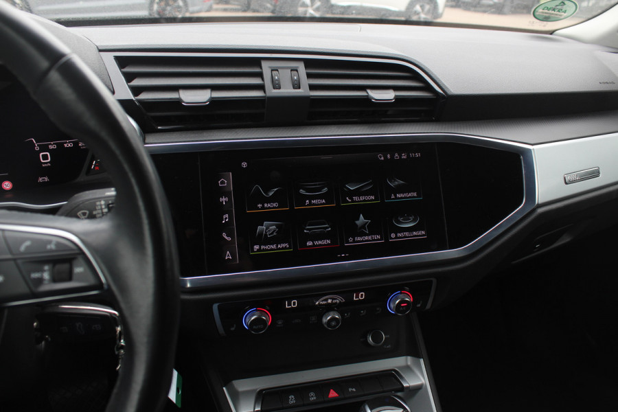 Audi Q3 35 TFSI S edition / Trekhaak / Camera / Leder&Alcantara / 18'' / Navigatie / Dodehoek / Stoelverwarming / Sportonderstel / Virtual Cockpit / Cruise Control