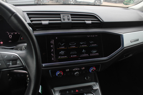 Audi Q3 35 TFSI S edition / Trekhaak / Camera / Leder&Alcantara / 18'' / Navigatie / Dodehoek / Stoelverwarming / Sportonderstel / Virtual Cockpit / Cruise Control