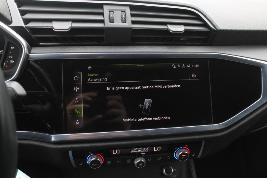 Audi Q3 35 TFSI S edition / Trekhaak / Camera / Leder&Alcantara / 18'' / Navigatie / Dodehoek / Stoelverwarming / Sportonderstel / Virtual Cockpit / Cruise Control