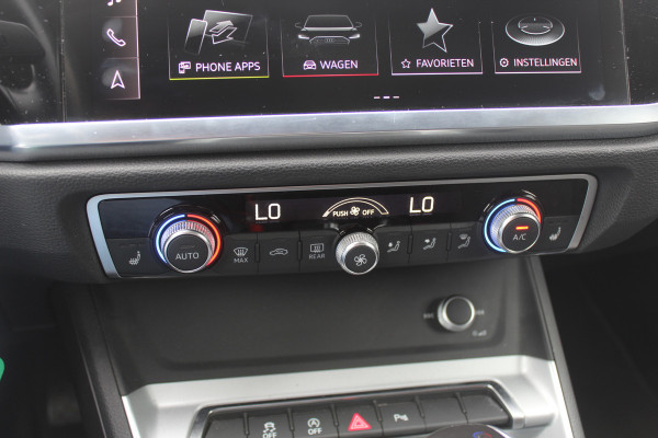 Audi Q3 35 TFSI S edition / Trekhaak / Camera / Leder&Alcantara / 18'' / Navigatie / Dodehoek / Stoelverwarming / Sportonderstel / Virtual Cockpit / Cruise Control