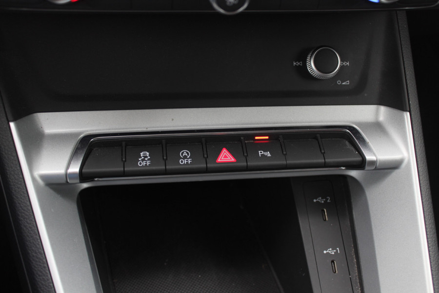 Audi Q3 35 TFSI S edition / Trekhaak / Camera / Leder&Alcantara / 18'' / Navigatie / Dodehoek / Stoelverwarming / Sportonderstel / Virtual Cockpit / Cruise Control