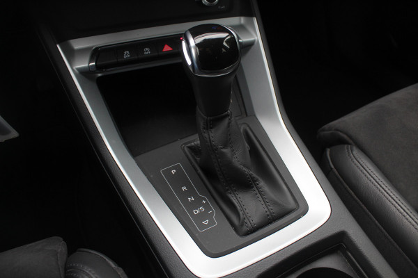 Audi Q3 35 TFSI S edition / Trekhaak / Camera / Leder&Alcantara / 18'' / Navigatie / Dodehoek / Stoelverwarming / Sportonderstel / Virtual Cockpit / Cruise Control