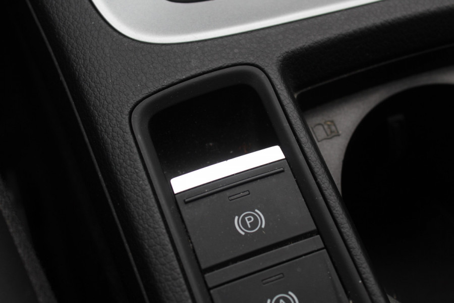 Audi Q3 35 TFSI S edition / Trekhaak / Camera / Leder&Alcantara / 18'' / Navigatie / Dodehoek / Stoelverwarming / Sportonderstel / Virtual Cockpit / Cruise Control