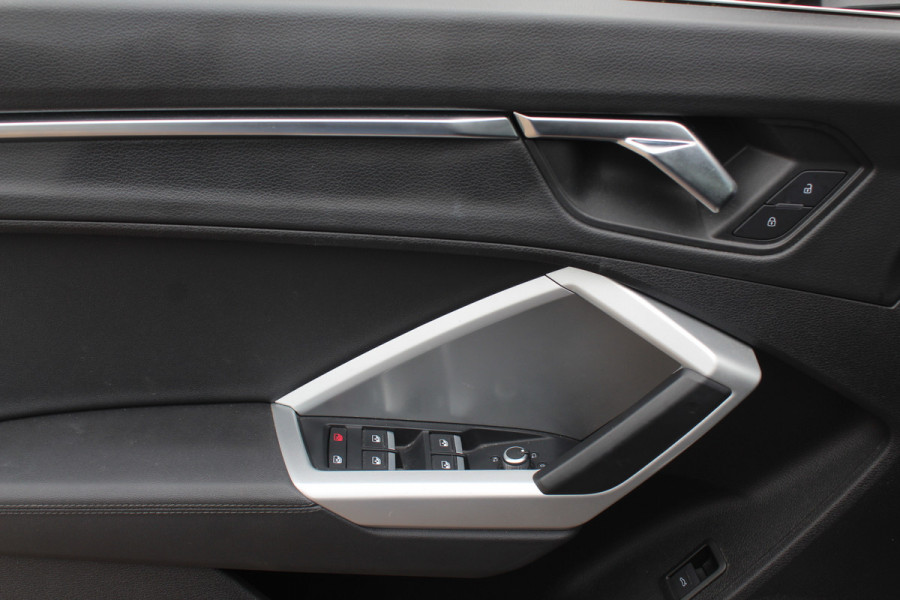 Audi Q3 35 TFSI S edition / Trekhaak / Camera / Leder&Alcantara / 18'' / Navigatie / Dodehoek / Stoelverwarming / Sportonderstel / Virtual Cockpit / Cruise Control