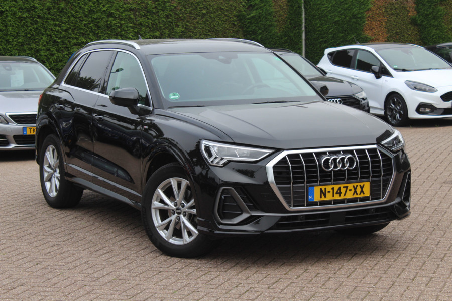 Audi Q3 35 TFSI S edition / Trekhaak / Camera / Leder&Alcantara / 18'' / Navigatie / Dodehoek / Stoelverwarming / Sportonderstel / Virtual Cockpit / Cruise Control