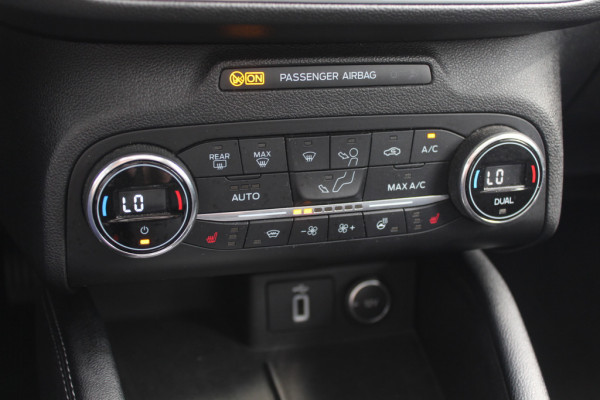 Ford FOCUS Wagon 1.0 EcoBoost Titanium Business / Trekhaak / Camera / B&O / 19'' / Keyless / Navigatie / Stuurverwarming / DAB / Stoelverwarming / Cruise Contro