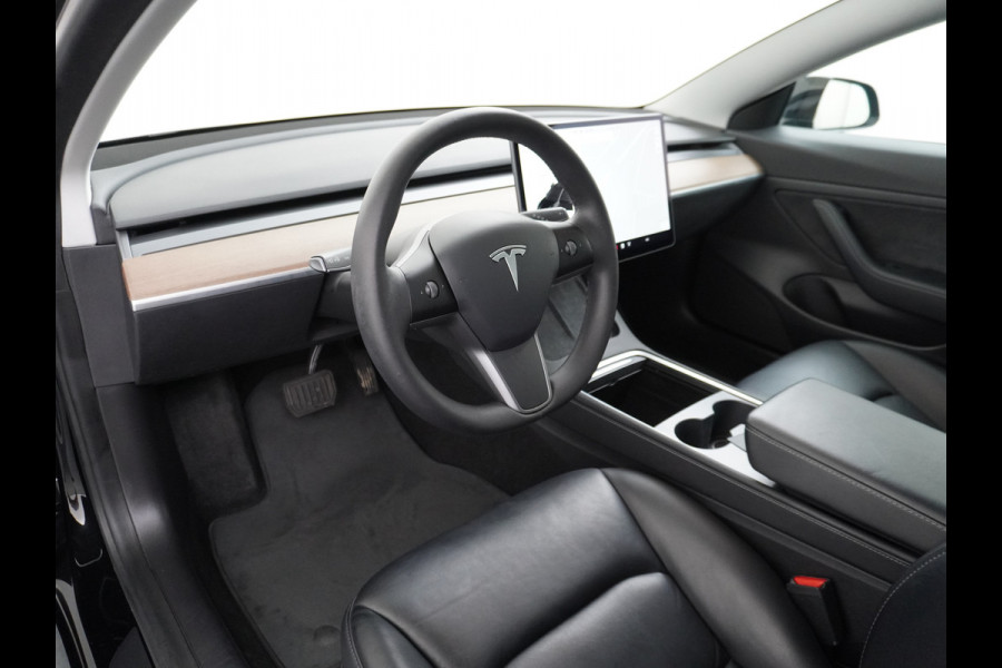 Tesla Model 3 RWD SR+ Nwe Model 60kWh LFP 283 PK Trekhaak Warmtepomp Elektr.A-klep FSD-3 Sentry Mode Bankverwarmd FSD 18" Premium Luidspr. Aut Navi LED Comfortstoelen ACC DAB Keyless en Voorverwarmen interieur via App One-Pedal-Drive Origineel Nederlandse auto Garantie Accu/Motor tot 31-03-2029 max 160.000km 1.584kg licht!