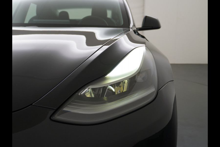 Tesla Model 3 RWD SR+ Nwe Model 60kWh LFP 283 PK Trekhaak Warmtepomp Elektr.A-klep FSD-3 Sentry Mode Bankverwarmd FSD 18" Premium Luidspr. Aut Navi LED Comfortstoelen ACC DAB Keyless en Voorverwarmen interieur via App One-Pedal-Drive Origineel Nederlandse auto Garantie Accu/Motor tot 31-03-2029 max 160.000km 1.584kg licht!